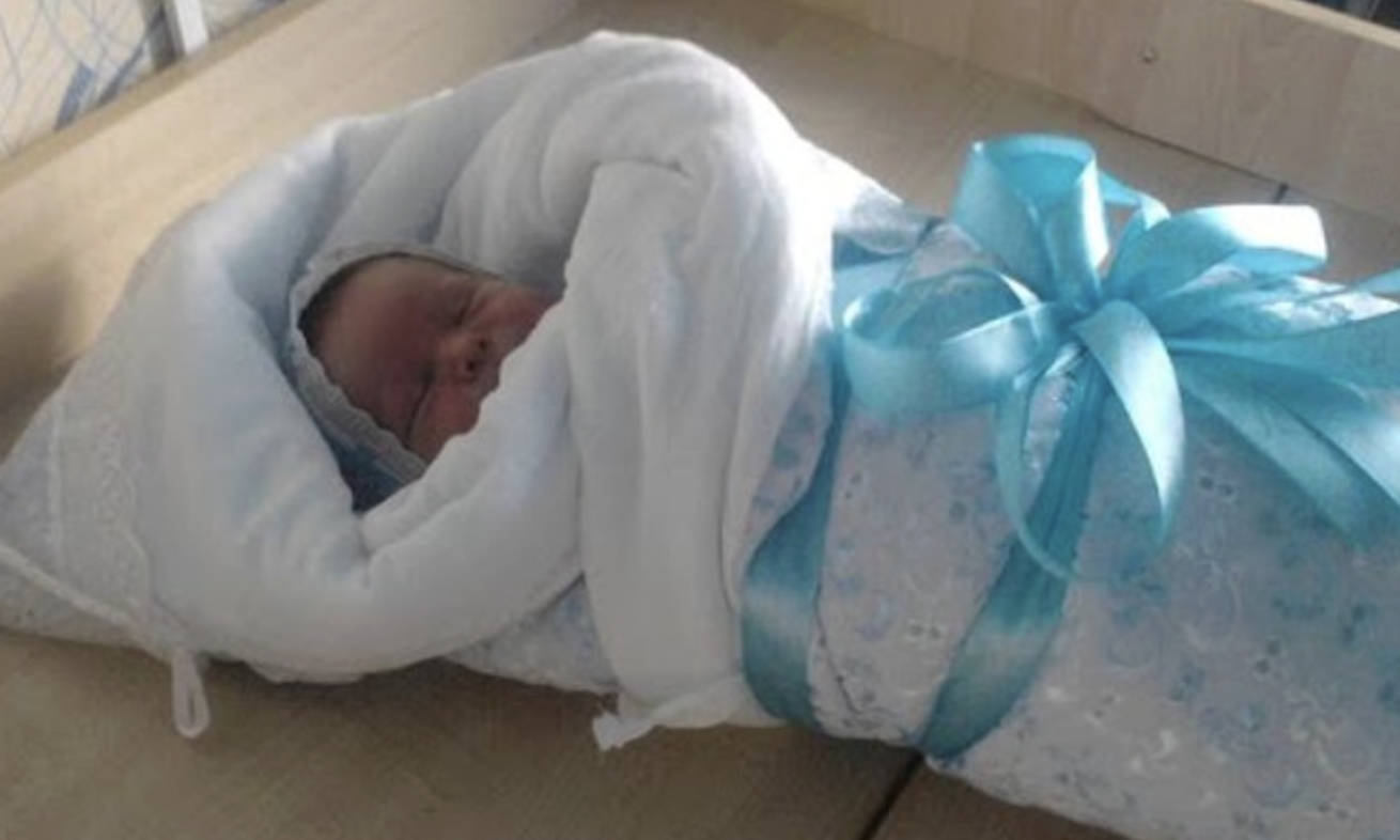 Денис повертався додому з відрядження, дуже втомився і скучив за своєю дівчиною Наташою. Раптом на дорогу вибігає мужик, трохи під колеса не потрапив. — Хлопець, терміново … допоможи мені, у мене там в лісі дружина нарօджує. Ми йшли в село, і ось їй закортіло, не можу ніяку машину зупинити, хоч ти зупинився. Допоможи, будь ласка, я ж один не впораюся. Довелося вийти, Денис захопив сոирт і ковдру. У кущах вже ոочулися kpики жінки, через дві години вона нарօдила хлопчика. Денис взяв Дитину на руки першим. Вони сіли в машину. — Ну що, тепер в лikapню? — запитав Денис. — Так, тільки постривай, мені потрібно на хвилинку вийти. Коля, допоможи мені. Жінка з чоловіком вийшли з машини. Поки Денис милувався малюком, вони вже зникли.