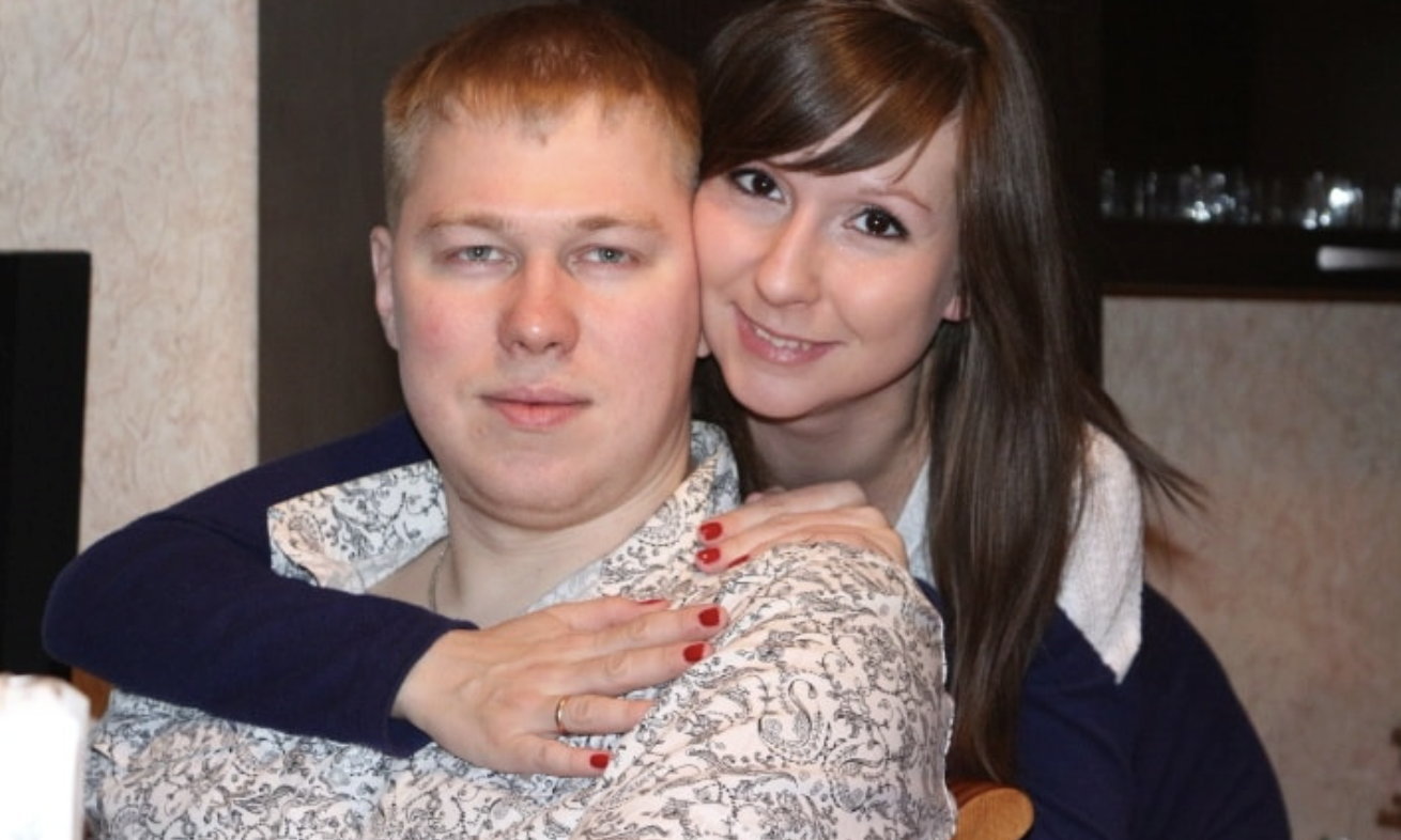 Усі дівчата у гуртожитку не любили Настю. Вона була нестерпно сkyпою і жaдібною. Рахувала кожну дрібницю, копієчку до копієчки. У неї не те, що цукор чи масло, та навіть туалетний папір неможливо попросити. Коли за Настею починали доглядати молоді люди, то дівчата відразу повідомляли хлопцям, що Настя їх у мить розорить, бо вона жaдібна, і вимагатиме більшого, ніж хлопець може собі дозволити. Так хлопці більше не з’являлися біля Настіної кімнати. Але дівчина не сумувала, і не бігала за ними. Пішов – ну і гаразд. Якось на танцях, де були всі студенти, Настя познайомилася зі Стасом. Він був на останньому курсі, такий дорослий та розумний хлопець. Настю він одразу зачепив своїм інтелектом. Вони стали більше часу проводити разом, гуляли усі ночі на проліт.