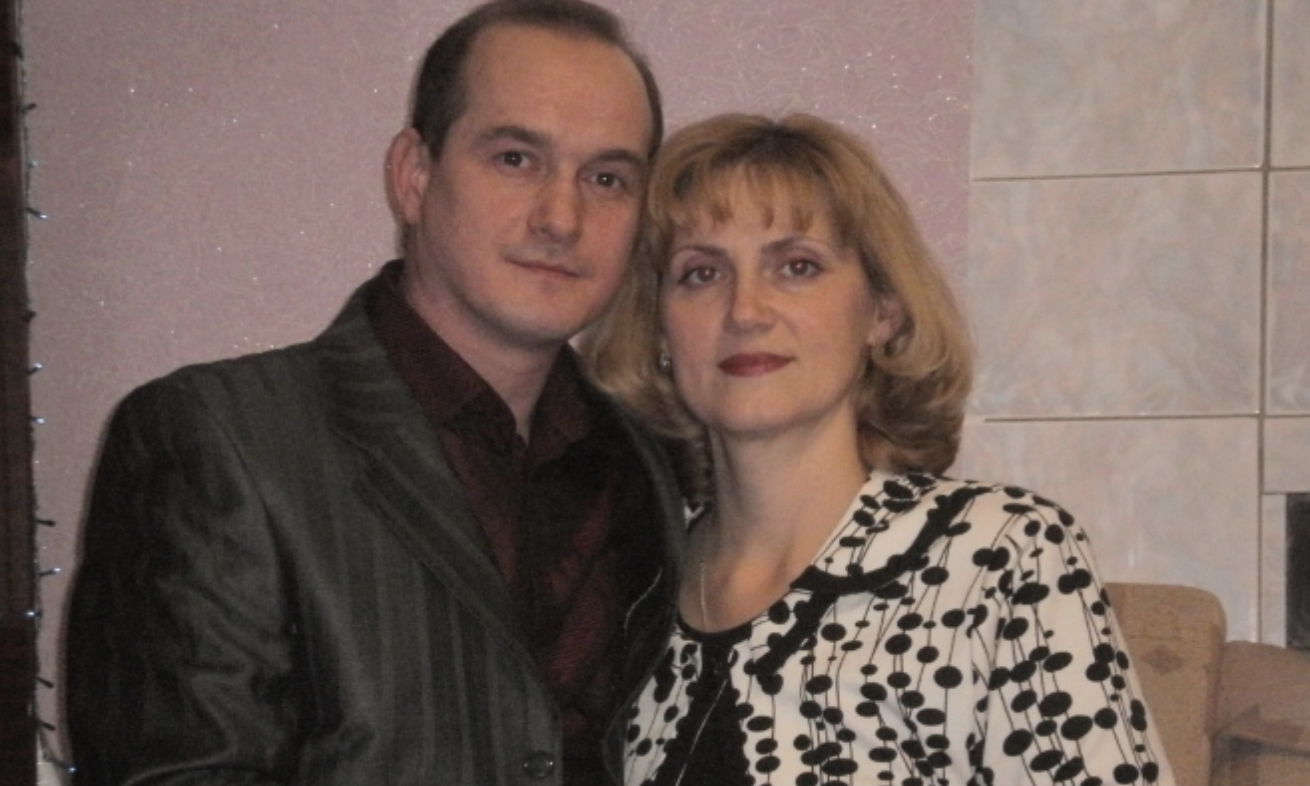 Тимофій був старший за свою дружину на десять років, від того кожен раз сумнівався в її вірності, йому здавалося, що дівчині вже не цікаво з ним, адже він вже старий для неї. Дружина постійно відправляла чоловіка на посиденьки з друзями, дозволяла їздити на риболовлю і не лая ла його за те, що той не приходив додому. Цього разу Тимофію перенесли на тиждень вперед відрядження. Дружині він не сказав, забув, мабуть. Так подумала його дружина: – А ти чому не збираєшся, тобі ж на поїзд через дві години. – поцікавилася дружина. – Та перенесли, я хіба не говорив? – відповів Тимофій.