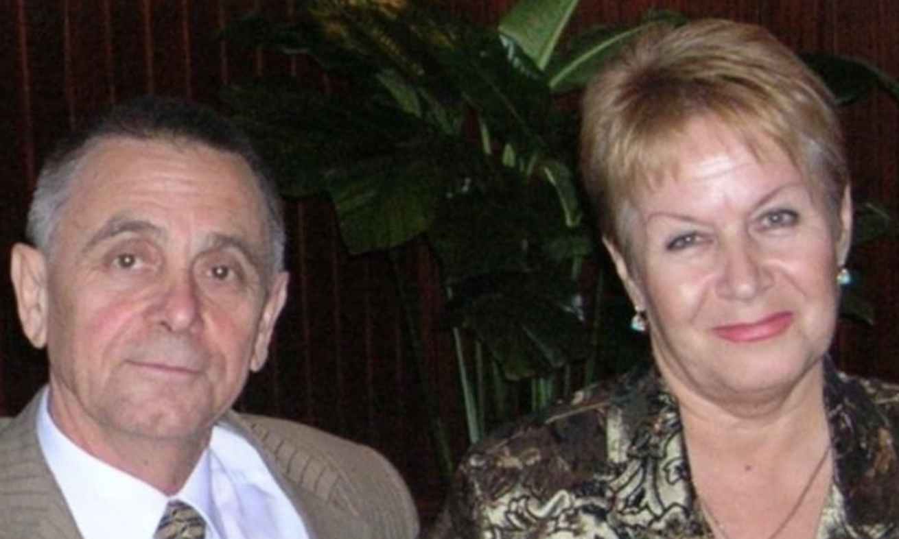 Рівно 50 років тому вони поклялися один одному у вічному коханні, вірності та підтримці. А сьогодні, з ранку раніше, після того, як жінка вбралася, вона пішла на кухню, щоб приготувати коханому розкішний сніданок. Як тільки вона торкнулася плити на кухню зайшов чоловік. — Нічого не чіпай! Сьогодні ти не готуватимеш! Ми разом цілих 50 років, треба провести цей день незабутньо, і вручив їй букет ніжних троянд. Жінка опустила обличчя до пелюсток. За мить солодкий аромат торкнувся її. — Але поспішай! Швиденько одягайся, я дуже зголоднів… Вони йшли звичними вуличками. Вони любили жити у своєму містечку.