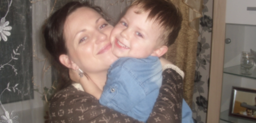 «Мама, невже? Я так і знав, що ти мене знайдеш, а тут мене все обманюють, що мене покинули! Я так нудьгував по тобі! Я так тебе люблю!» Обійми з Колею були чимось рідним, немов я й справді зустрілася зі своїм зниклим сином, тоді я і зрозуміла, що ні за що не пошкодую про цей вибір! Ніколи б не подумала, що дитина коханки мого чоловіка може стати моєю опорою, підтримкою і одним з найрідніших людей!