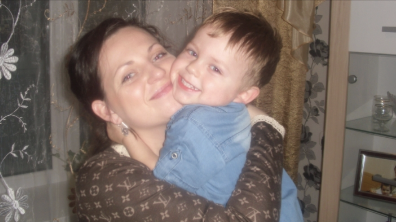 «Мама, невже? Я так і знав, що ти мене знайдеш, а тут мене все обманюють, що мене покинули! Я так нудьгував по тобі! Я так тебе люблю!» Обійми з Колею були чимось рідним, немов я й справді зустрілася зі своїм зниклим сином, тоді я і зрозуміла, що ні за що не пошкодую про цей вибір! Ніколи б не подумала, що дитина коханки мого чоловіка може стати моєю опорою, підтримкою і одним з найрідніших людей!