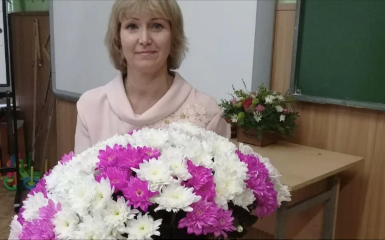 Алла Василівна вела урок математики, як раптом у клас увійшов незнайомий хлопець з квітами, опустився навколішки перед вчителькою…