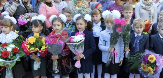 У нашому класі «А» була дівчина Наталя. З першого класу дівчина відрізнялася тим, що мала зайву вагу. До того ж настільки, що здавалося, що вона квадратна. Перша наша вчителька Ольга Пилипівна прищеплювала нам, дітям, повагу до всіх, хто поруч. Наталку сприймали, як і всіх дітей. Над нею не сміялися, звикли, що вона більше за нас. Хлопчика Сашка, який погано чув на одне вушко і погано говорив, також не кривдили. Ольга Пилипівна говорила, що всі діти різні, і шанувати треба всіх без винятку. Як було закладено з першого класу, так і залишилося до випускного, клас завжди був дружнім. Наталці подобався однокласник. Ми все це знали, і нікому на думку не спадало сміятися. На випускному, коли вручали атестати нам випускникам, і рідні та друзі дарували квіти, мама Сашка плакала.