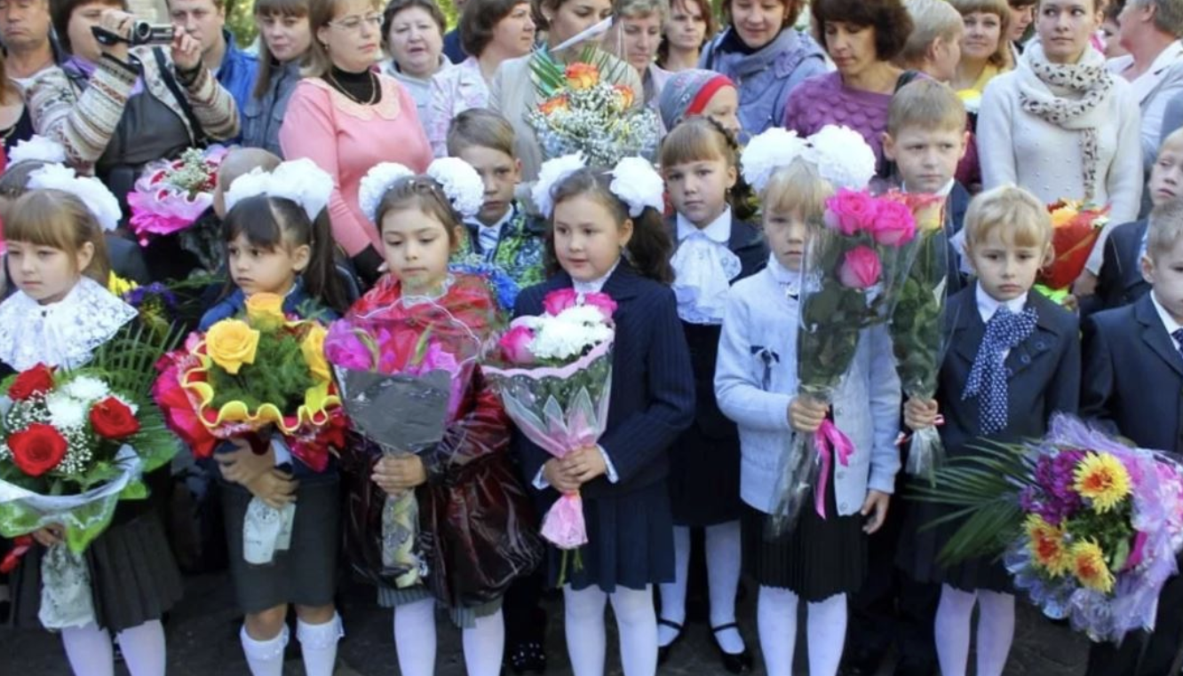 У нашому класі «А» була дівчина Наталя. З першого класу дівчина відрізнялася тим, що мала зайву вагу. До того ж настільки, що здавалося, що вона квадратна. Перша наша вчителька Ольга Пилипівна прищеплювала нам, дітям, повагу до всіх, хто поруч. Наталку сприймали, як і всіх дітей. Над нею не сміялися, звикли, що вона більше за нас. Хлопчика Сашка, який погано чув на одне вушко і погано говорив, також не кривдили. Ольга Пилипівна говорила, що всі діти різні, і шанувати треба всіх без винятку. Як було закладено з першого класу, так і залишилося до випускного, клас завжди був дружнім. Наталці подобався однокласник. Ми все це знали, і нікому на думку не спадало сміятися. На випускному, коли вручали атестати нам випускникам, і рідні та друзі дарували квіти, мама Сашка плакала.