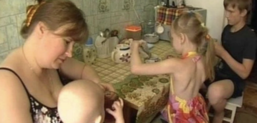 Чому я повинна матеріально допомагати дурній бабі, яка навчилася тільки розмножуватися, а заробляти для своїх дітей не навчилася?