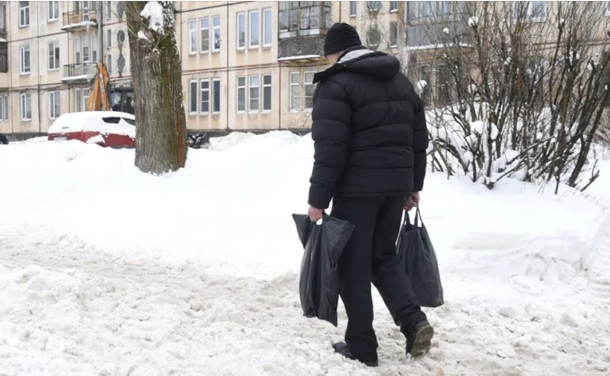 Молодша сестра мого батька, тітка Ольга, грала важливу роль у моєму житті, і коли вона поїхала за кордон у віці 40 років, то залишила мені свою квартиру та машину. Завдяки її щедрості я могла носити дорогий та модний одяг, що тільки додавало мені привабливості як потенційній нареченій. Незабаром я зустріла Олега, який видався мені ідеальним чоловіком, на якого я все життя чекала. Він був багатий, носив дорогий одяг, їздив на іномарці. Ми почали зустрічатися, і Олег часто водив мене у дорогі ресторани та дарував квіти.