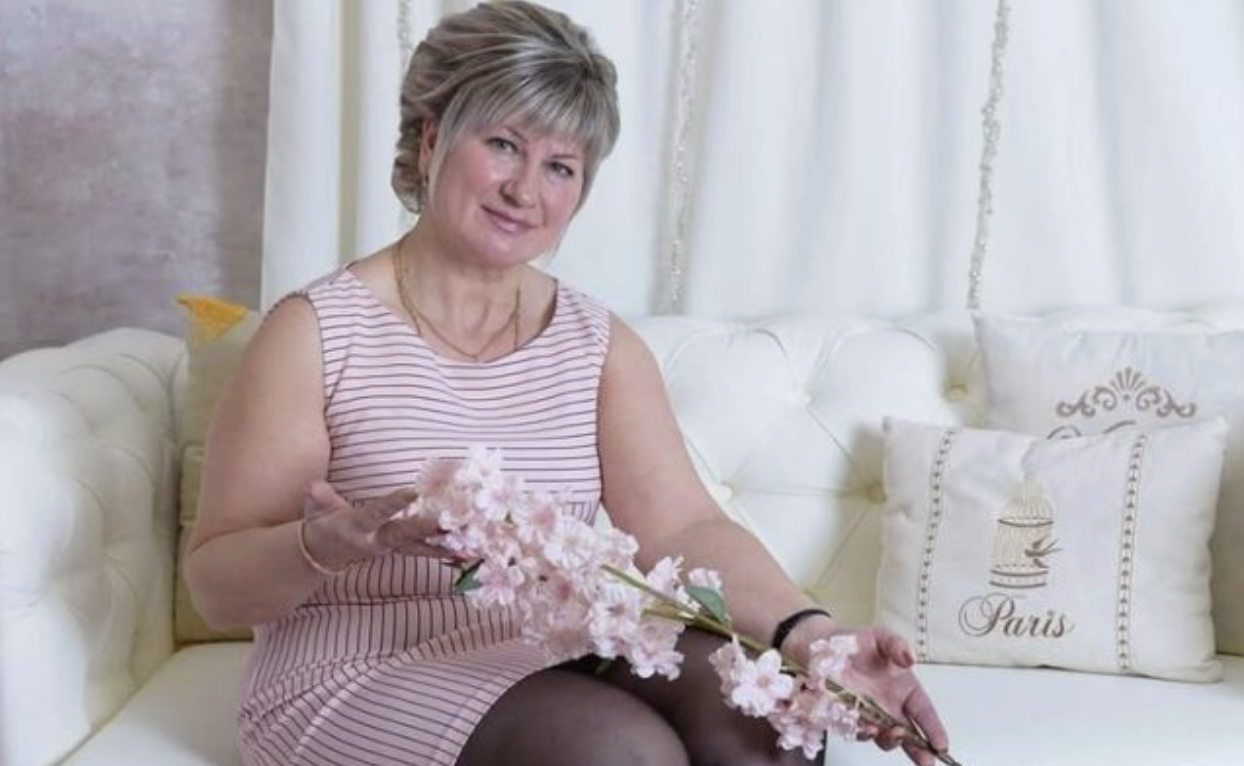 В Італії мама вийшла заміж за італійця Лучано. Він виявився чудовою людиною. Минулого літа мама запросила нас з сестрою та дітьми в гості. Ми чудово відпочили, але все зіпсувала прощальна вечеря. Після застілля перед від’їздом мама дала Марії 10 000 євро та по 1 000 її дітям, а мені та моєму синові — нічого. І так мама ділила нас з сестрою все життя.