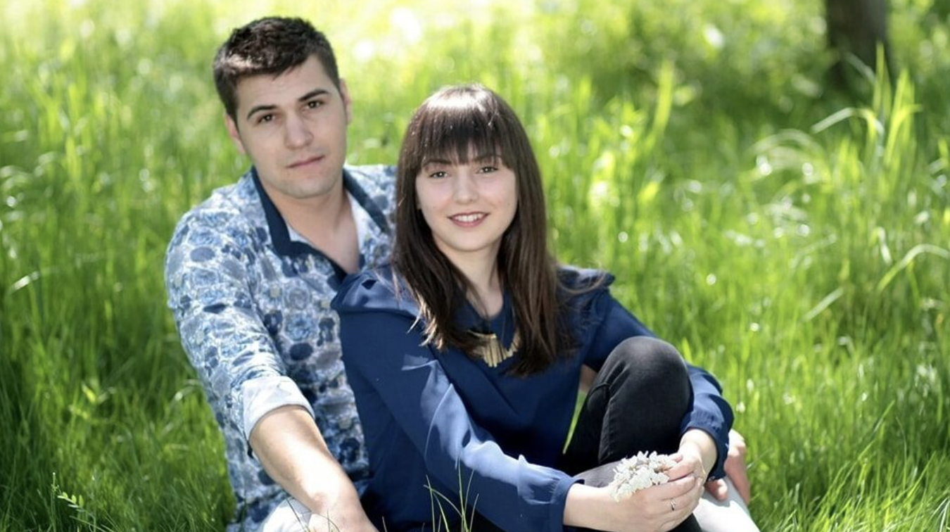 Під час навчання донька зустріла Юру. Він старший за неї на 3 роки. Хороший хлопчина, тільки з неповної сім’ї. Тата свого він і не знав, а мама поїхала на заробітки, коли йому було 10. Шкода мені було хлопця, що ріс без батьків. Виховувала Юру бабуся. – Я хочу тепер свою велику дружню сім’ю, бо сам такого не мав – сказав якось Юра. За кілька днів Юра просив у нас дозволу одружитись з Вірою. Ми погодились. Все було добре до їх поїздки в Карпати, де і мала відбутися пропозиція. Та вони після відпочинку на межі розставання.