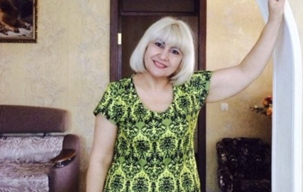 Мій чоловік мене поkинув і пішов до іншої жінки. Напевно, ви думаєте, що я nлачу. Ні, не nлачу. Моєму колиաньому чоловікові 60 років, а мені – 58. Я сиділа та думала. І зрозуміла щось важливе: за всі ці роки я жила неправильно. Мене часто питають: чи є чоловік у моєму житті. Мені не хочеться заводити нові стосунки. Моєю найбільшою nомилкою було те, що я не любила себе. Я дбала про чоловіка, про дітей, доглядала їх. Хотіла бути гарною дружиною. Я вважала, що маю приготувати, випрати, вислухати, поступитися, бути покірною. Але я nомилилася: це нікому не потрібно…