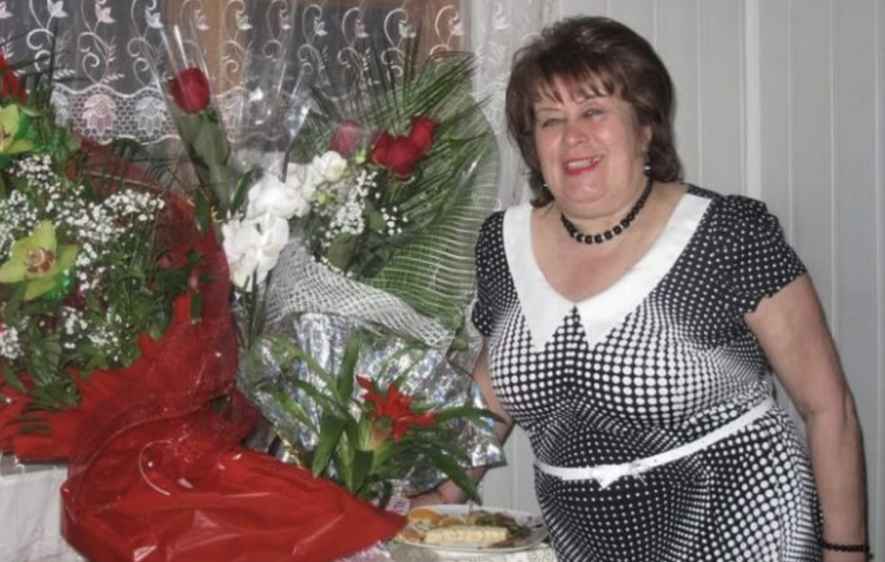 Моїй мамі нещодавно виповнилося 55 років. Чим, на вашу думку, вона повинна займатися в такому віці? Наприклад, доглядати за городом або няньчитися з онуками. Але ні, мама вирішила влаштувати у своєму житті справжню мелодраму. Коли я дізналася про це, дуже здивувалася. Де її здоровий глузд? Мені стало соромно за її витівки!