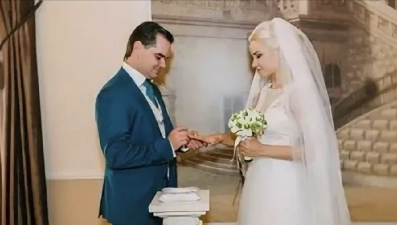 Це був конверт, від його матері, а на ньому акуратним почерком було написано «Моєму синові. Почитай, поки ти ще не одружився ». Наречений заметуաився, він дуже бо явся відкривати цей конверт. Бо явся, щоб в цьому конверті була якась неприємна новина, яка змусить його передумати щодо весілля. Всередині був акуратно складений аркуш. Юра відкрив його і почав читати:»Мій син! Сьогодні ти робиш важливий крок у своєму житті! Ти створюєш нову сім’ю! Якщо у тебе немає ніяких су мнівів, а серце твоє чисте, якщо ти готовий на все, щоб твоя майбутня дружина відчувала себе kоханою і щасливою, тоді прислухайся до кожного моєму слову….