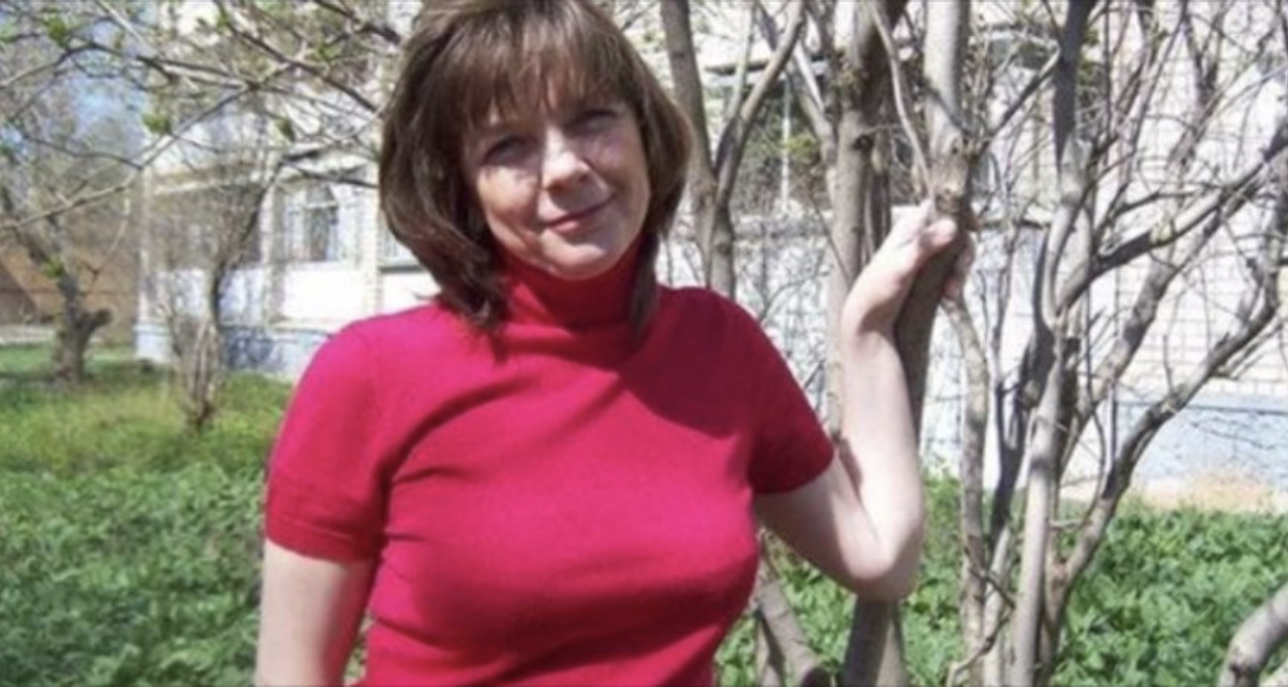 У моєму житті було все: затишний будинок, дбайлива сім’я, почуття стабільності. Але, як виявилося, чоловікові цього виявилося замало. Одного разу, повернувшись додому з магазину, він промовив слова, які перевернули мій світ. — Слухай, ми дорослі люди, і я не хочу приховувати правду. Я маю іншу жінку. Я хочу розлучитись і жити з нею, — сказав він прямо. На той момент земля пішла з—під ніг. Здавалося, що моє щасливе, усталене життя миттєво втратило фарби. Але, незважаючи на потрясіння, я не стала благати його залишитися. Він уже зробив свій вибір, промінявши 25 років шлюбу на когось іншого. Його слова розривали душу, але я зрозуміла: сльози та благання не змінять ситуацію. Замість того, щоб впасти у відчай і дозволити собі перетворитися на жінку, яка втратила смак до життя, я вирішила почати з себе і привести життя до ладу.