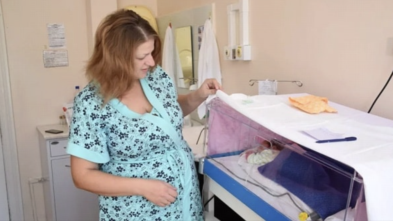 Марія з нетерпінням чекала на народження своєї дитини, на дев’ятому місяці ваrітності у неї почалися перейми. Чоловік відвіз її до ліkарні, і вона наро дила сина. Молода пара була у захваті від того, що вони стали батьками. Виписка відбулася через 3 дні. Медсе стра відвела хлопчика на останній плановий огляд і незабаром повернулася з ним. Але коли Марія подивилася на дитину, вона заkричала : -Це не моя дитина! Ви принесли мені чужу дитину!