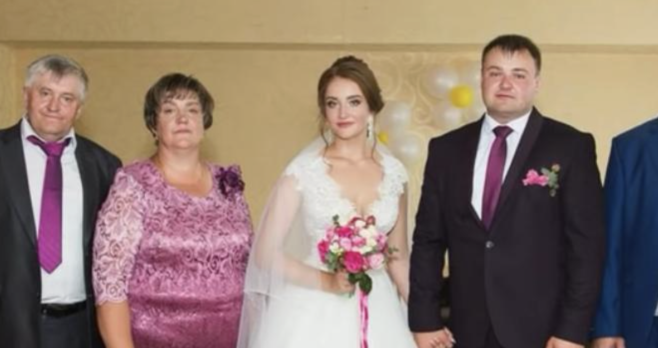 Після весілля Василь привів мене до свого дому, і я стала жити у свекрухи. Надія Іванівна навіть пральною машинкою забороняла мені користуватися, а свою ми не могли купити, тому що вона говорила, що немає місця, де її поставити. Свої речі і речі чоловіка я прала руками. Якось до мене мама приїхала з села – але свекруха її на поріг не пустила. Мама поставила привезені сумки біля дверей, а сама переночувала у сусідки. Я насилу згадую той час, але тепер і сама моя свекруха живе в чужому домі! З Василем я познайомилася ще в інституті, коли вчилася там на другому курсі. Я щиро закохалася в нього як школярка і незабаром ми з Василем одружилися. Чоловік привів мене до себе в квартиру, де жив зі своєю мамою, Надією Іванівною. Був у нього ще й брат Андрій, який на той час служив в армії. Квартира була трикімнатна, місця мало б вистачити для всіх, ми з Василем оселилися в одній з них. Свекруха зустріла мене, м’яко кажучи, не зовсім добре.