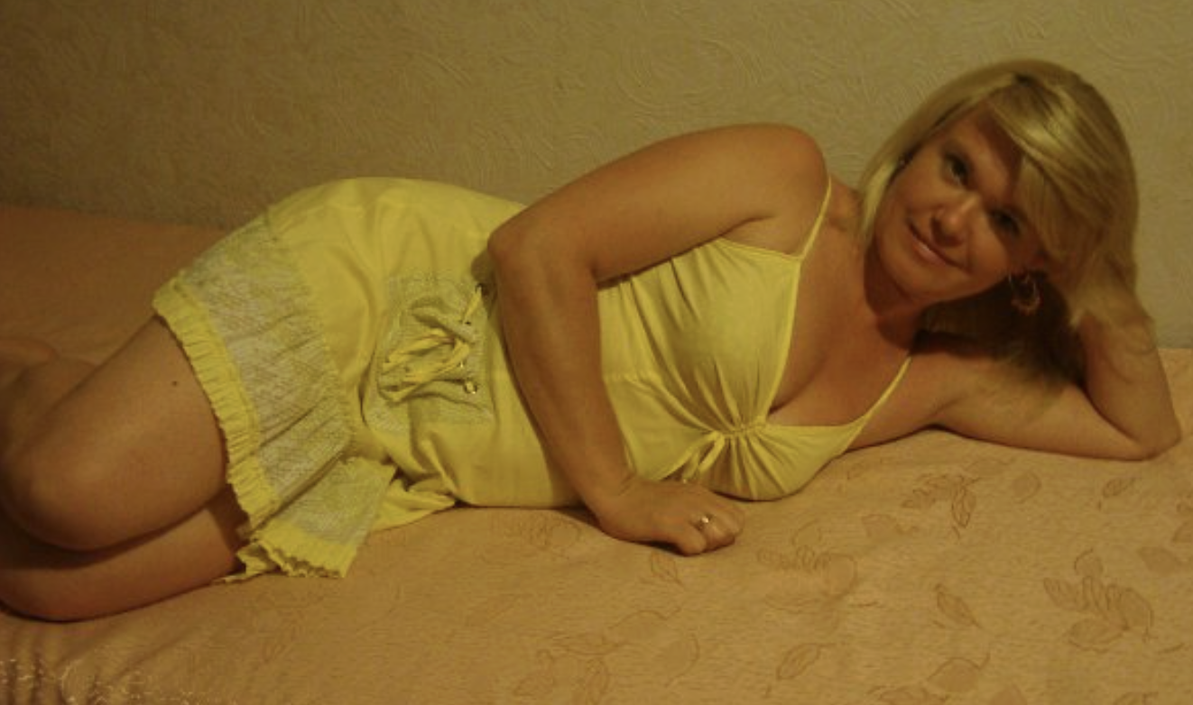 Рідний мій, Ігореша, мій брат двоюрідний скоро приїжджає до нашого міста. Приїде до нас у гості, ти не проти? – Ти мені про нього не розповідала ніколи … раз брат – приймемо гостя. За кілька днів до них приїхав молодий хлопець, зовсім не схожий на Олю. Він був непоганий. Ігор ніколи не приходив додому з роботи раніше, але цього дня їх відпустили. Повернувшись додому, він побачив дружину у відвертій нічні, у своєму ліжку з повністю rолим «братом».․