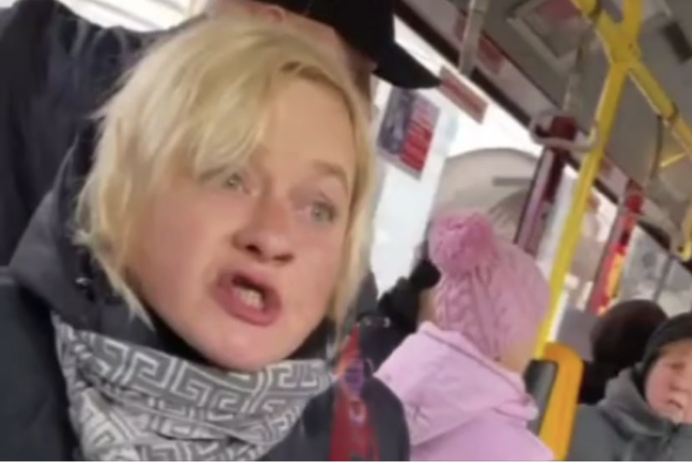 Із-за такіх, как ви мнє хату разбамбілі! – кричала російською переселенка в франківському автобусі. Усі пасажири об’єдналися проти нахаби. Та лайкою все не закінчилось! Тоді я вже переймалась, щоб доїхати цілою і неушкодженою.  Те, що було далі просто не вкладається в голові…