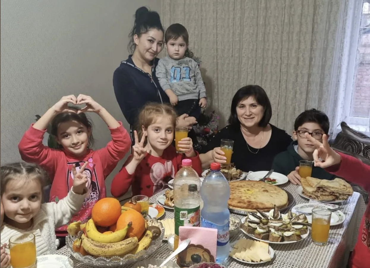 На Різдво не було ніяких планів. Хотіла приготувати вечерю та запросити родичів у гості, потім до церкви піти – я співаю у хорі. Але декілька днів тому зателефонував Микола та й натякнув, що разом з ним прийдуть ще 2 таємничі гості. Коли ж я дізналася правду – сказала, що їх навіть на поріг не пущу, гнатиму геть віником далеко! Не хочу приймати таких “гостей” у себе вдома! Що ж таке трапилося – читайте в коментарі. СПОДІВАЮСЯ НА ВАШУ ПІДТРИМКУ ТА РОЗУМІННЯ!