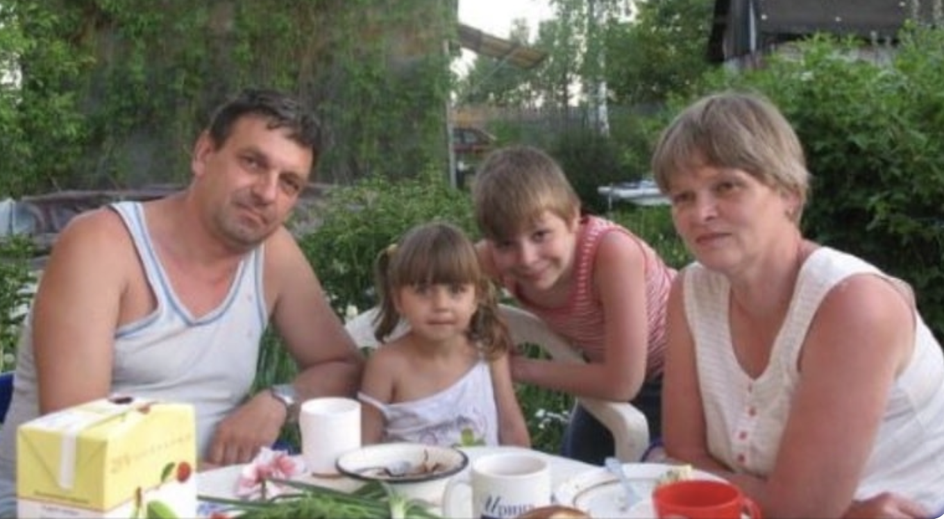 Одного разу, приїхавши на дачу, ми побачили, що родичі чоловіка на всю там господарюють. На моє щастя, чоловік вирішив моментально покінчити з цією сітауцією.