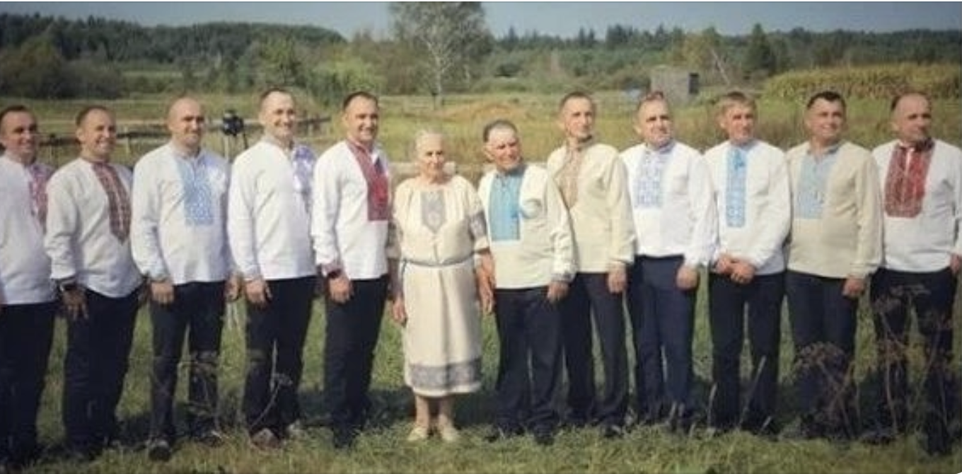 Вонu прuїхалu з усього світу, 10 ріднuх братів привіталu батьків із 50-річчям шлюбу. ВIДЕО…