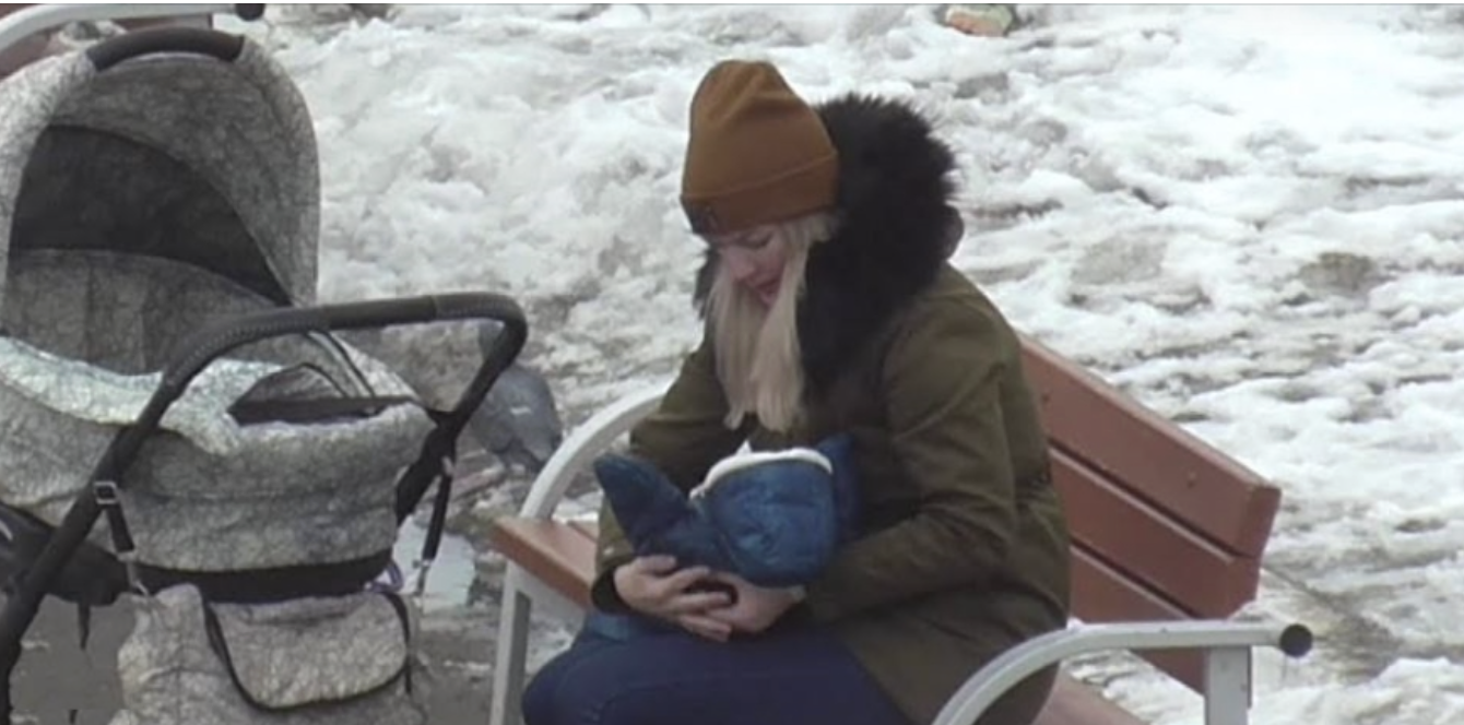 Того дня, коли ми з чоловіком у парку побачили молоду маму з дитиною, ми ще не знали, як зміниться наше життя саме в ту мить.