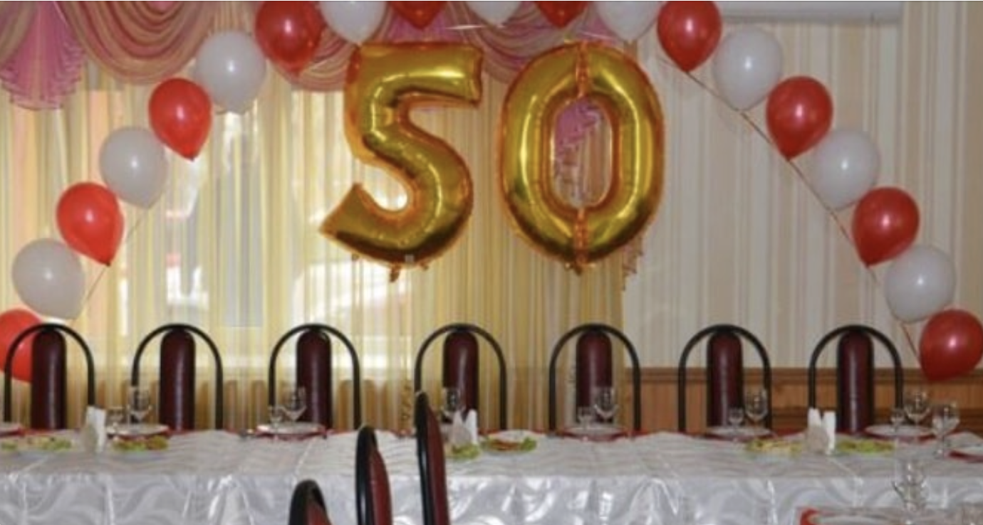 Я замовив столик у ресторані, щоб відсвяткувати своє 50-річчя. Моя дружина була в салоні краси, і вона зателефонувала, щоб повідомити мене, що, можливо, не зможе прийти вчасно, бо затримується із зачіскою. Тож я пішов сам. Очікувалося, що на святі будуть присутні наші спільні друзі та сестра моєї дружини зі своєю родиною.