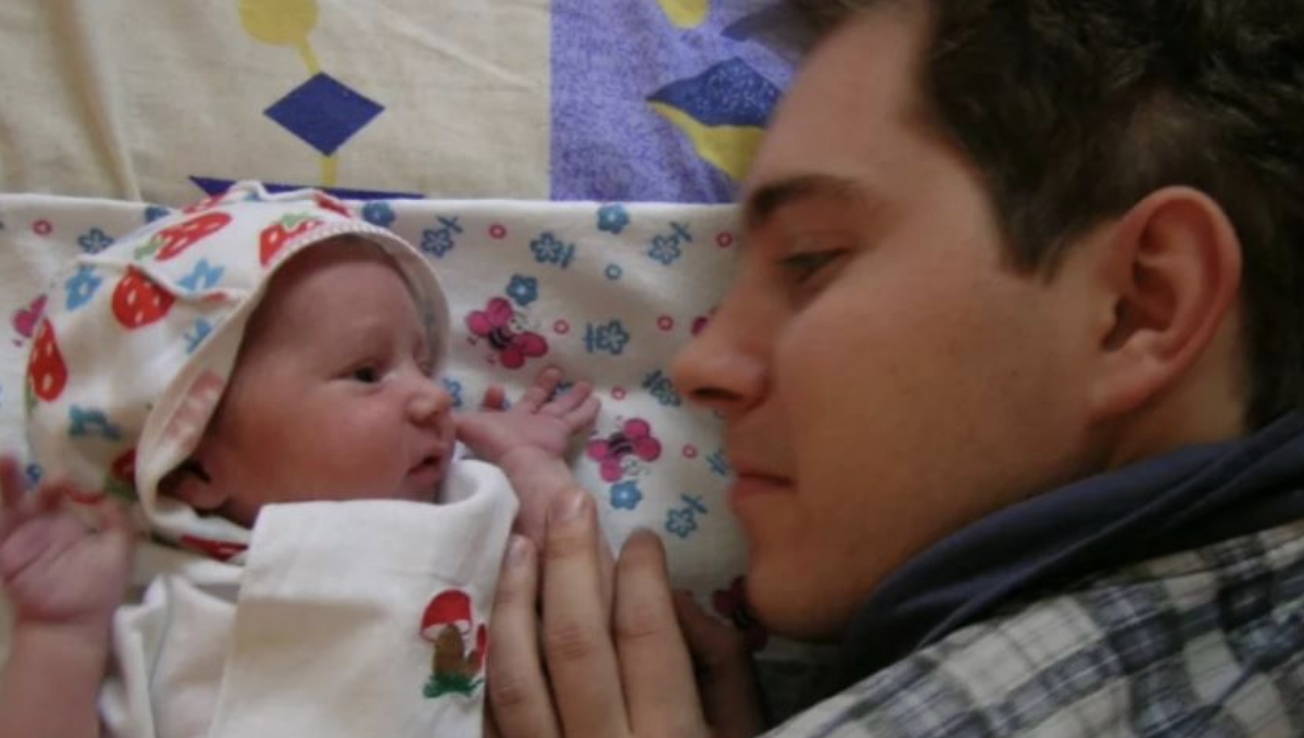 Його крихти Ярослав і Яна так і нe дізнаються маминої ласки. Уже місяць, як Олександр поодинці займається своїми новнар одженими дітьми.