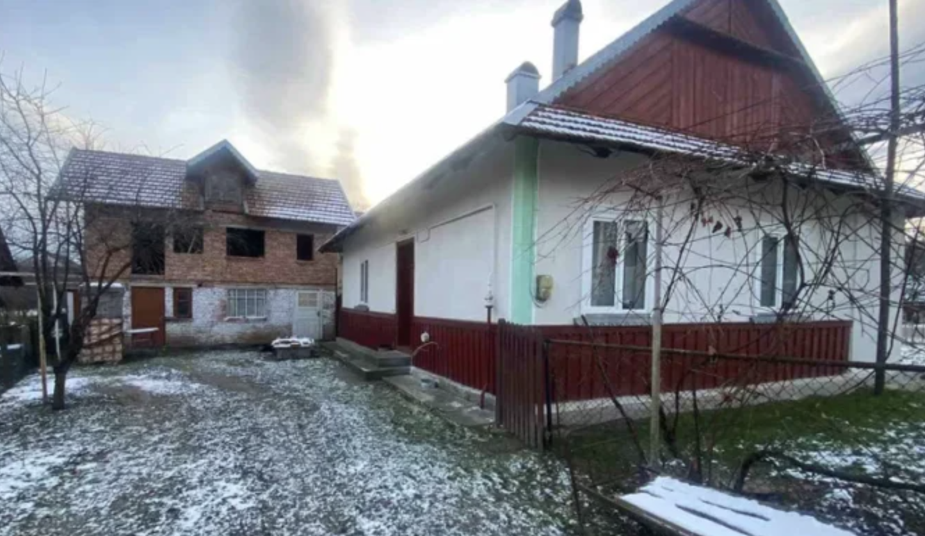 Ось як захочете, так і будуйте своє життя, – огризнулася Христина, – тільки без наших зарплат, а то ви шикарно влаштувалися! – Я тебе донькою вважала, а ти мене шматком хліба дорікаєш? – заверещала Лідія Леонідівна. – Усі разом ми тут жили, одним бюджетом, однією сім’єю, а ти весь цей час, отже, вираховувала, хто скільки їсть?