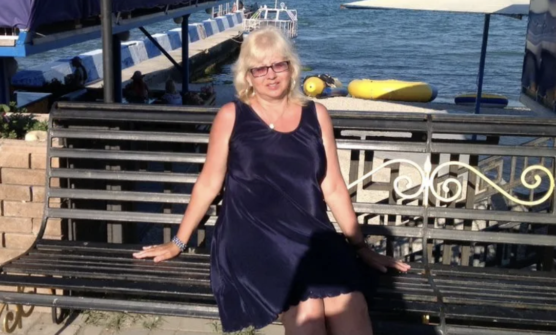 “Та хто на тебе навіть гляне? Кому ти будеш потрібна!”- ось так попрощався колишній чоловік Олексій, коли збирав речі з моєї квартири. Дійсно, тоді я не виглядала, як красива та привабливо жінка. Та і не сподівалася, що на мене хтось ще погляне. Однак, не думала, що згодом моє життя круто зміниться. Чесно, я навіть дякую колишньому за такі “напутні слова”.