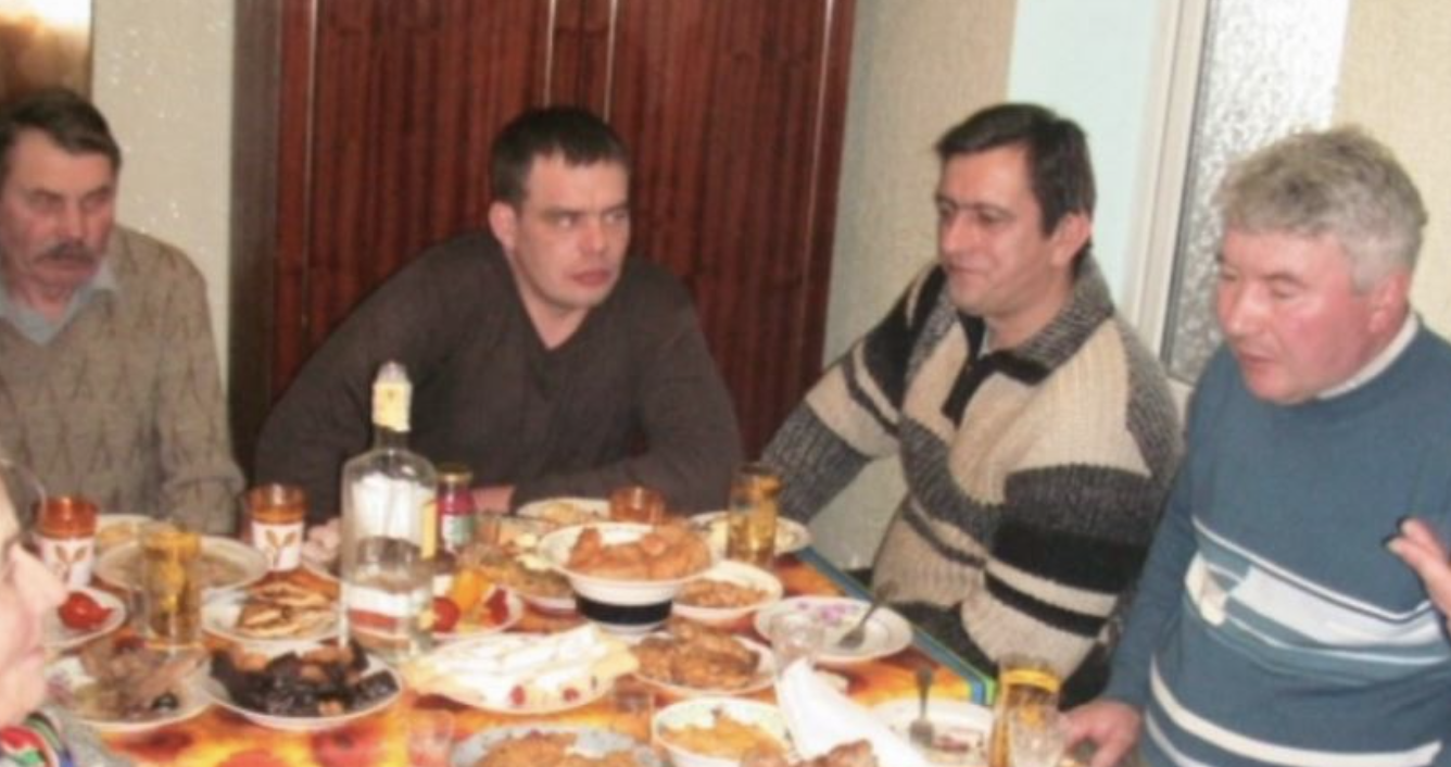 Відразу після весілля ми з чоловіком взялися вирішувати питання з нашим житлом. У орендованій квартирі жити все життя не хотілося, а на своє довелося б збирати роками на батьківщині, тому нами було прийнято досить складне рішення: чоловік вирішив поїхати на заробітки до Франції. Ми подумали, що поки ми молоді, треба подбати про свій куточок, щоб потім жити з дітьми зі спокійною душею у власному домі.