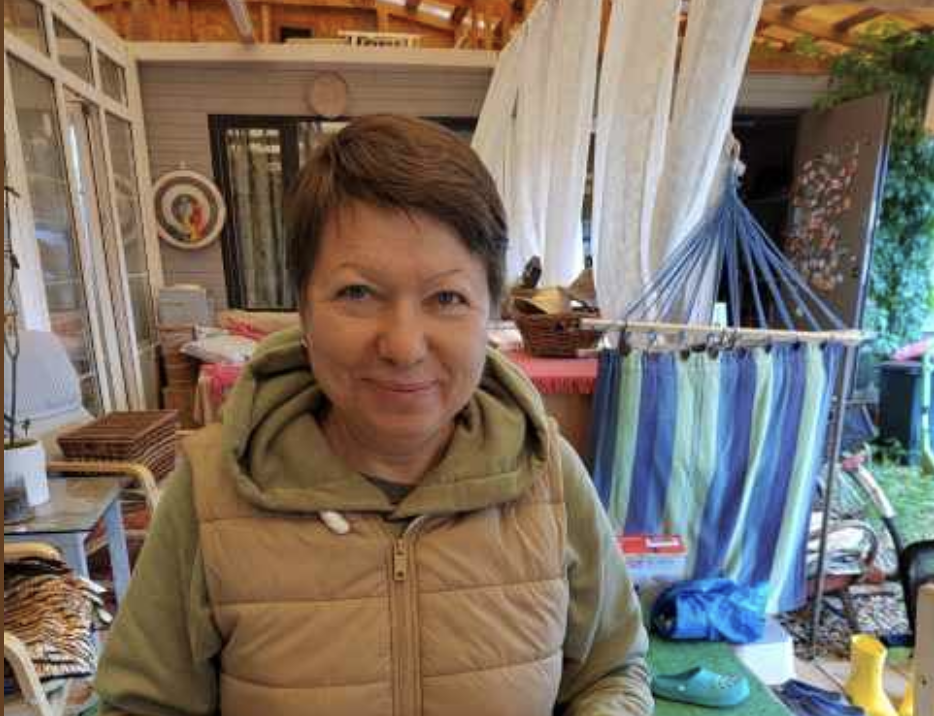 Діточки, тут 20 тисяч гривень. Більше я не маю, але не хвилюйтеся, на днях мають пенсію принести, тому на хліб вистачить, а все решта в мене на городі є. Ми щиро подякували Наталі Богданівні за допомогу. Я ледь не плакала, коли обіймала її. Людина віддала останнє, лиш би нам, дітям, було добре.