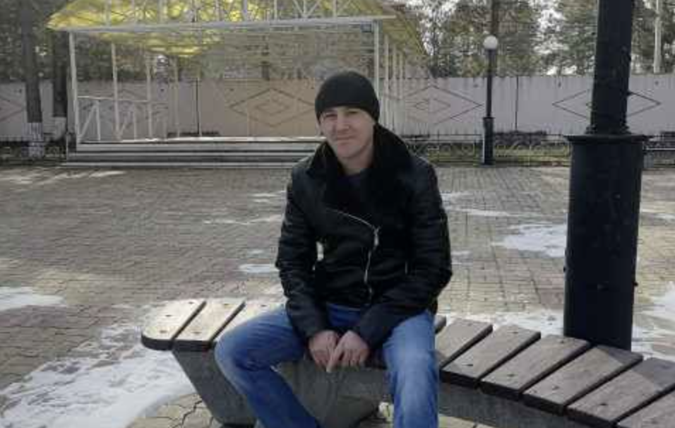 Олег… Ти все знаєш. Я… Просто у нього нікого немає, тільки ти… Не кидай його. Благаю… Якщо погодишся, все у Олени. Всі документи… Все… Втомилася, йди…- Віра відвернулася до стіни і Олег вийшов. Вранці він поїхав зустрічати Юлю. Купивши квіти, чекав її біля виходу. Побачив здалеку її засмагле обличчя. Вона махала йому рукою і смішно підстрибувала. Обійняла за шию і засміялася тихо, щасливим сміхом…