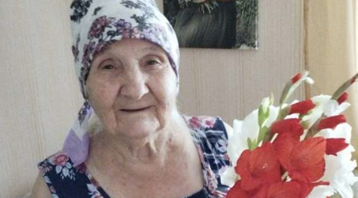 «Прошу тебе, донечко, пожалій мене, — благала я. — Вже три дні не їла хліба, а грошей зовсім не залишилось». По моїх щоках, вкритих дрібними зморшками, текли сльози. У руках я тримала лише сумку з порожніми пляшками.