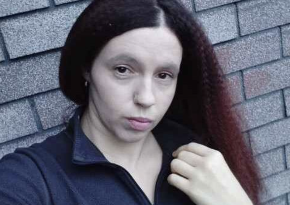 — Ти просто непозволено багато витрачаєш, — почула Марина від свого чоловіка на другому році відпустки по догляду за дитиною. — Можна спустити все на харчі, жодних грошей не вистачить. Жінці такі слова було чути, звісно, прикро. Вона ж чудово розуміла, що в них зараз скрутний період: кредити, декретна відпустка, одна (і не найбільша) зарплата чоловіка. Втім, заможними вони з Іллею ніколи й не були. Одружилися, будучи вчорашніми студентами, винаймати кімнату в квартирі з підселенням, як іноді називають звичайні комуналки, відкладали кожну копійку, щоб придбати своє власне житло.