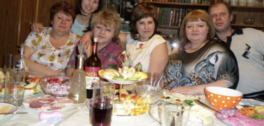 Нещодавно у гості приїздила тітка “Ларісачька с Харькава” (вона так сама про себе говорить). Приготувала для любої тітки гостинці, салат зробила дуже смачний.  Однак, не минуло й 5 хвилин – як Ларісачька за серце почала хапатися: – Ви живадори! Как пасмєлі такоє блюда мнє прігатовіть!  У мене очі квадратні, а чоловік починає голосно реготати – аж сльозами заливається! А все через…салат з журавлиною.