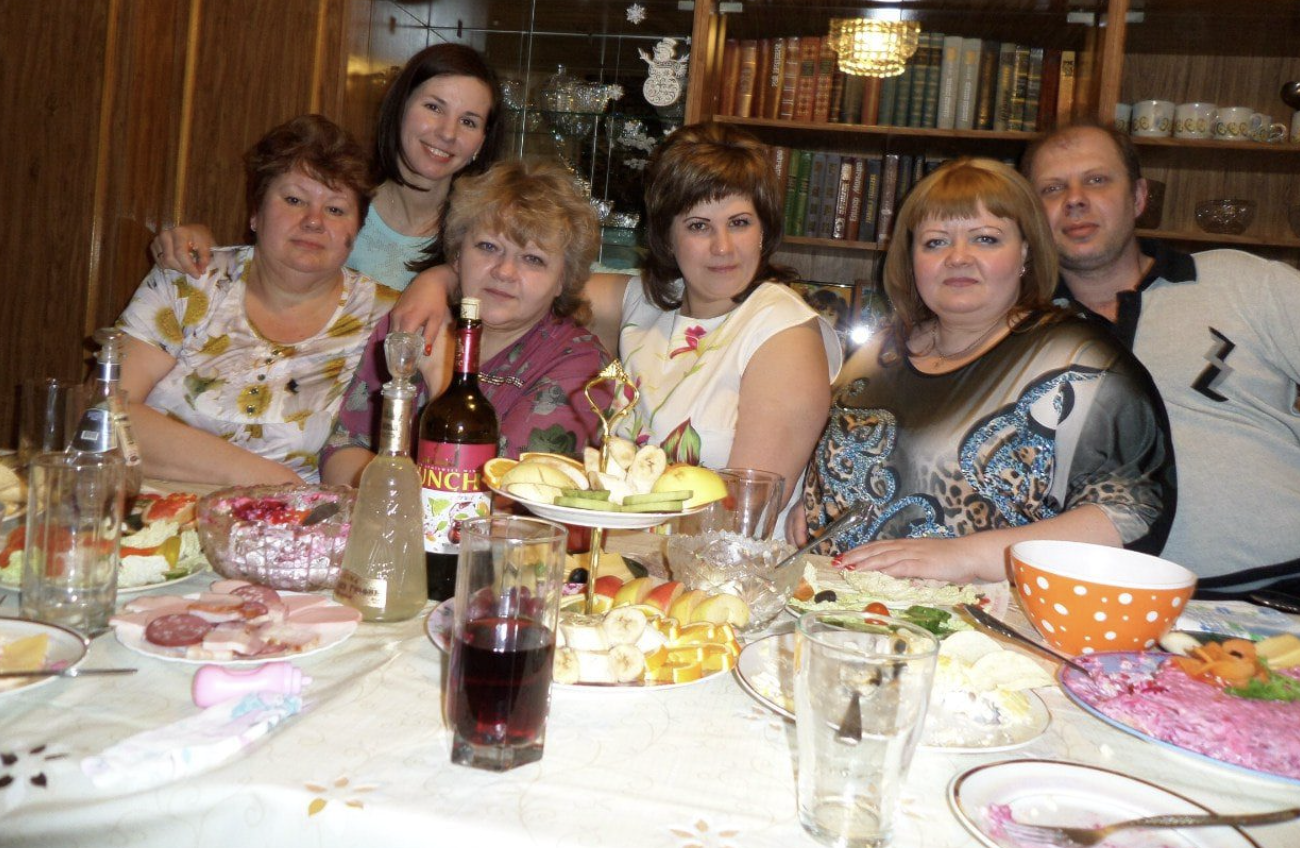 Нещодавно у гості приїздила тітка “Ларісачька с Харькава” (вона так сама про себе говорить). Приготувала для любої тітки гостинці, салат зробила дуже смачний.  Однак, не минуло й 5 хвилин – як Ларісачька за серце почала хапатися: – Ви живадори! Как пасмєлі такоє блюда мнє прігатовіть!  У мене очі квадратні, а чоловік починає голосно реготати – аж сльозами заливається! А все через…салат з журавлиною.