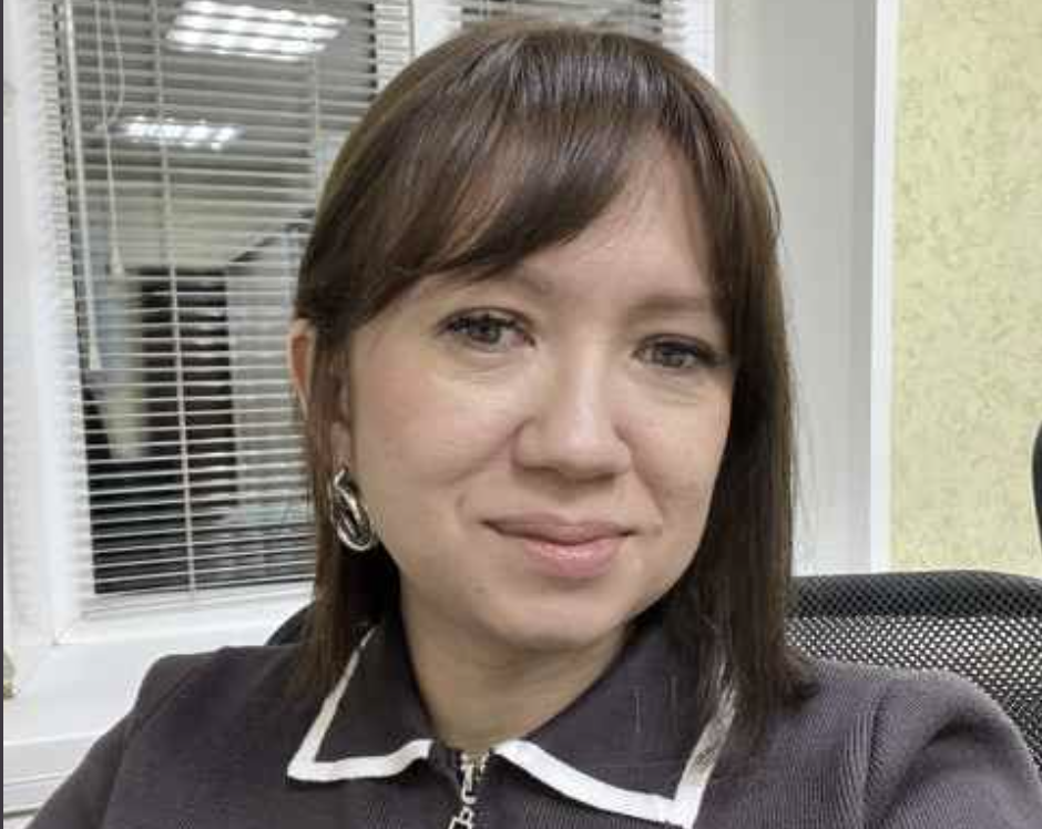 — Синку, вона сумує, це не дивно. Та й температура у неї була, привиділася мама.Може, тобі одружитися? Дівчинці потрібна мати, зрозумій. А тобі жінка в домі. — Мамо, не починай. Все нормально, ми впораємося без всяких там жінок!