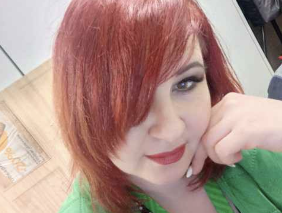 — Завтра вранці Олена заїде за документами, — кинула вона на порозі. — Давайте, переоформлюйте там все і грошей дайте їм із собою, на екскурсії. Що ж їм з пустими кишенями там робити. Тисяча доларів вистачить, не шкодуйте. — Марино, ну вибач… Ну не можу я, коли вона так… Боюсь, а раптом і справді серце не витримає. — Не чіпай мене.