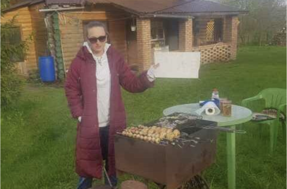 Дмитро пішов за покупками, а Аліна зі своєю невеликою валізою, швидко вибігла до таксі, і поїхала на автостанцію. Дівчина сіла у міжміський автобус, за п’ять хвилин до відправлення. Пігулки їй були не потрібні, а вода була в сумочці. – Панночка, ви така радісна, – сказав дідусь, що сів поруч. – Напевно до коханого їдете. – Ні, до батьків.