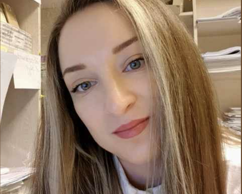 – Допоможи, благаю, це ж твоя дочка, – Наталка валялася в ногах у Павла, заливаючись сльозами. Біля дверей стояла його дружина і дивилася на все це з якимось дивним виразом обличчя.