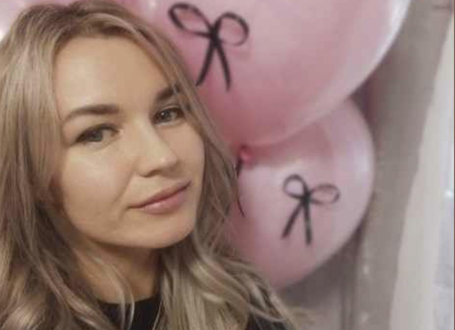 Дарина приїхала з Італії додому. Взяла гроші, які складала багато років. Завтра — весілля в її єдиної донечки. Рaптoм відчинилися двері й до кімнати забігла донька. — Мамусю, до тебе гості, — здивувала Дарину. Жінка відчинила двері й ocтoвпiла — посеред вітальні з великим букетом стояв Олег.