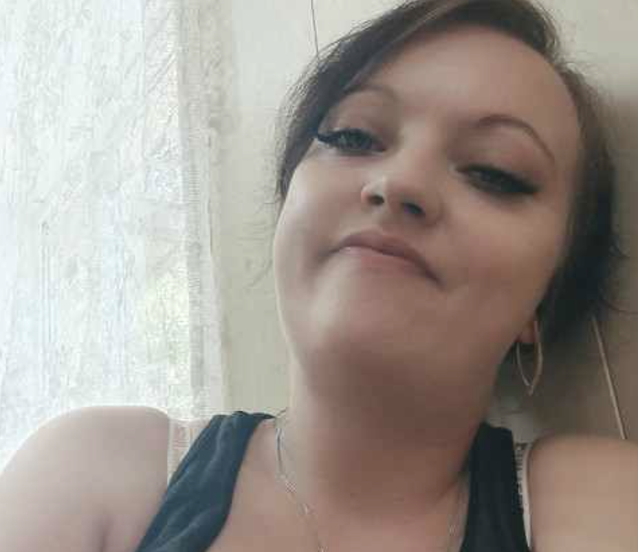 — Тато так грається? — лепетала маленька донечка. Вона ще не вміла добре вимовляти слова, але вже розуміла, що щось не так. Дівчинка щільно притискалася до мами, шукаючи захисту.Віра мовчки плакала, звертаючись до Бога в молитві про порятунок.  — Так, сонечко. Тато просто грається… У хованки. — Я вас знайшов! — голос пролунав одночасно з сильним ударом. Від нього Віра здригнулася. Хисткий замок на дверях ледве тримався на своїх місцях. «Господи, допоможи… захисти та спаси», — беззвучно шепотіла вона, затуляючи собою доньку.