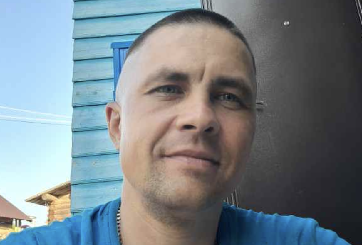 Олег увірвався до під’їзду з букетом квітів у руках і нетерпляче натиснув на кнопку виклику ліфта. Він перебував у передчутті швидкої зустрічі з дружиною, з якою не бачився три місяці. Чоловік був у відрядженні, яке видалося йому надзвичайно довгим і виснажливим. Олег піднімався на сьомий поверх, уявляючи собі, як відчинить двері і, увійшовши до квартири, голосно покличе дружину, яка в цей момент напевно готує його улюблені страви і одягається для чоловіка. Ліфт невдовзі зупинився, і Олег спішно вискочив звідти. Він спробував відчинити двері квартири, але йому нічого не вийшло. Ключ, який чоловік дістав із кишені, наполегливо відмовлявся до кінця входити до замку дверей. Після невдалих спроб Олег вирішив просто зателефонувати у двері. Яке ж було здивування чоловіка, коли двері йому відчинила незнайома світловолоса жінка років тридцяти п’яти, одягнена в теплий халат і білосніжні махрові тапочки.