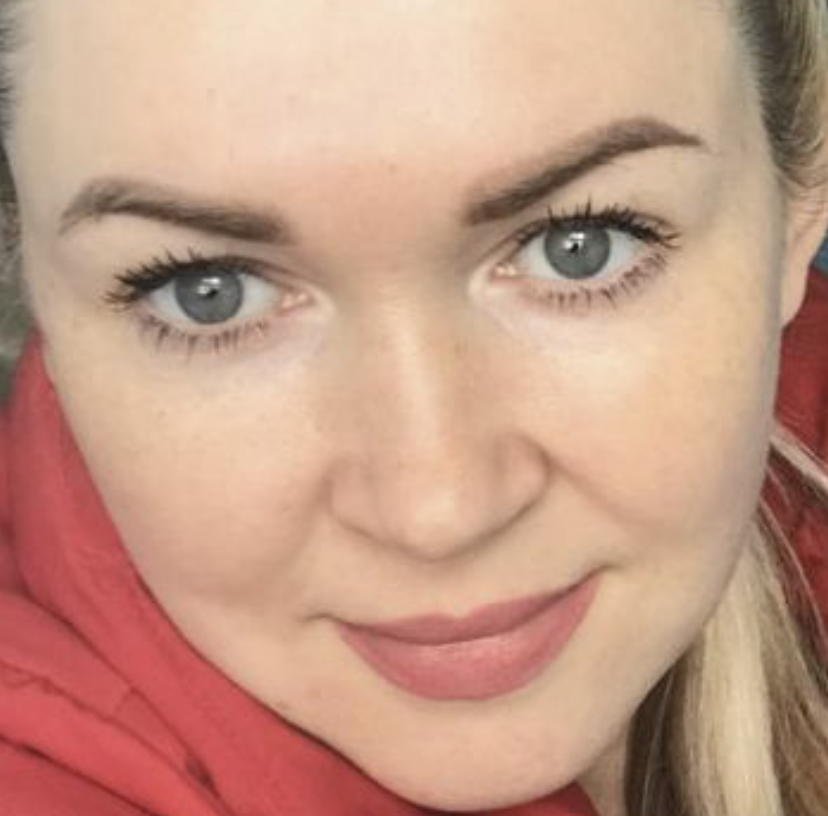 Жінка, ви куди? Тут корпоратив написано великими літерами.– Я бачила. У мене там чоловік. Я з ним.– Прізвище?– Андрій Коваль.– Коваль тут, але… Зараз зачекайте хвилинку.Жінка, яка стояла на вході до зали, зникла. Повернулася за кілька хвилин. ***– Сьогодні ти вдома, – байдуже каже Андрій, одягаючи найкращий костюм. – Не хочу з тобою ганьбитись на корпоративі. Люда мовчки збирає чоловіка, киває. – Таксі я викликала, – вона з щенячою відданістю дивиться на чоловіка біля порога. – Назад сам викличеш, добре?