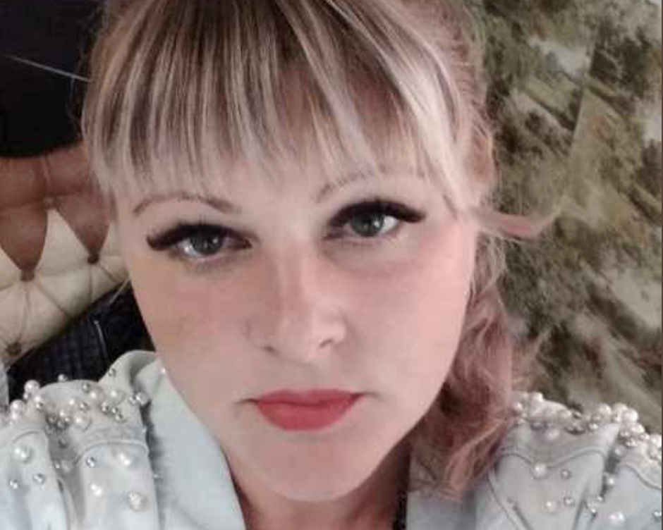 Правду вона дізналася випадково. Друзі запросили на річницю весілля в ресторан. Вилазячи з машини, Жанна подарунковим пакетом зачепила панчоху, яка моментально дала прикру стрілку.