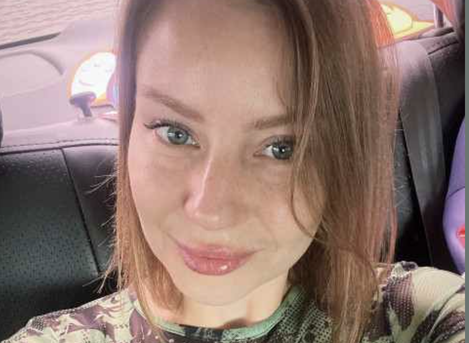 – Що, домігся свого, негідник? – почувся шиплячий, наповнений злістю знайомий голос, – Скільки судді відвалив? А медикам, які робили тести, скільки? Почекай, Олена ще на апеляцію подасть. Ти платитимеш їй аліменти як миленький. Нікуди не дінешся! Озирнувшись, Григорій побачив перед собою Галину Сергіївну, свою колишню тещу. На червоному від невдоволенні обличчі жінки була написана така злість, що у молодика навіть промайнуло хвилювання, що вона прямо зараз влаштує йому грандіозну сварку. – Поліцейські ззаду, – не чекаючи від себе такої винахідливості, кинув погляд трохи вбік від жінки Григорій. – Сюди йдуть! – гукнув він, звертаючись у порожнечу.