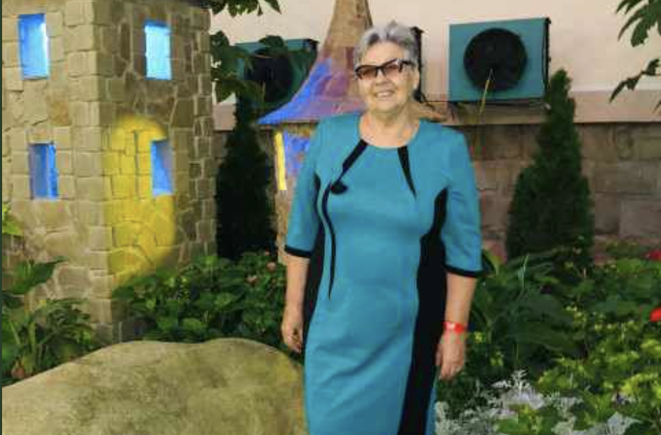 Мама вже сиділа за столом, пахло смаженою картоплею з грибами, шматочки курочки із золотистою скоринкою лежали на окремій тарілці, мамині фірмові соління у довгастому блюді. Все як він любить. Віктор дістав ігристе і розлив у маленькі бокали. – Ну, розказуй, Вітю, як життя, як робота, що нового за цей час сталося?