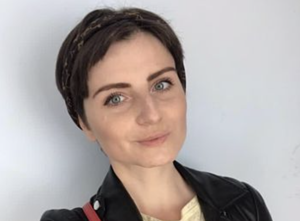 — Ти що, маєш сина? Чому ніколи про це не казав? — Мамо, відчепися, я нічого не знаю, сам уперше про це чую! — То, може, вона усе бреше, хоче тебе використати, ти тільки скажи правду, синочку! — Та хто її знає, ту правду, мені на роботу час збиратися, не знаю я нічого! Рано-вранці несподівано роздався стукіт у дверях. Мати пішла відчиняти, а Микита лежав і ліниво потягувався. Матері він сказав, що працює, але насправді днями його знову звільнили. Він і не пам’ятає, скільки вже робіт поміняв, та й навіщо їх пам’ятати? Учора він матері частину заробітку віддав, мати з батьком були раді, що в сина начебто усе гаразд. Ну то й нехай вони радіють, а він кілька деньків перепочине, а потім знайде іншу роботу.