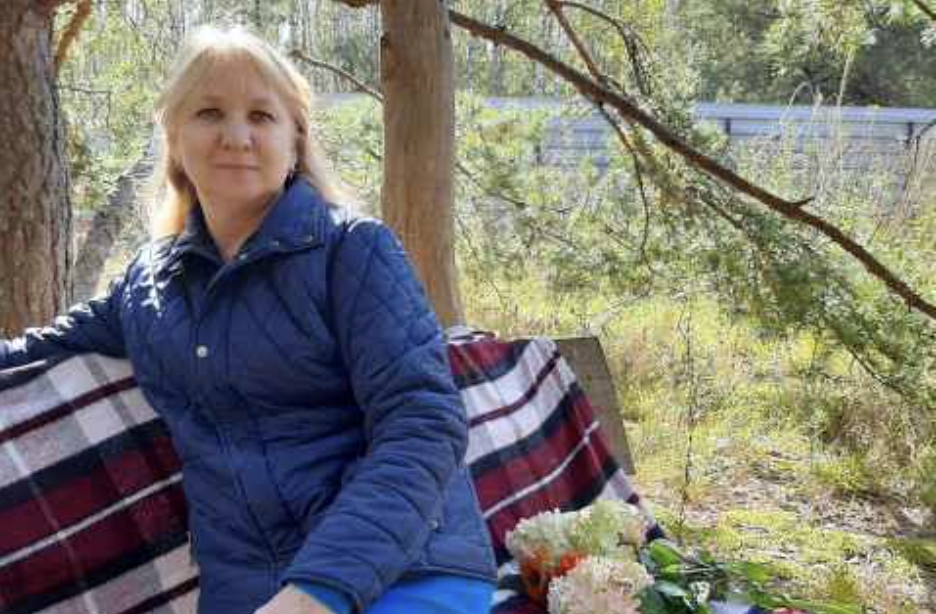 – Ми поділимо твою дачу, – гнівний голос Ксенії дзвенів у слухавці. – Бо що ж це виходить? Тобі бабуся дачу відписала, а мені що – повітря? Мені дулю з маслом виходить, так?! Я саме намазувала масло на хліб, коли задзвонив телефон. Ранок був такий звичайний, кава булькала у турці, за вікном шаруділи голуби, Андрій співав у душі. І ось, дзвінок… Сестра не дзвонила мені вже пів року з того часу, як вкотре влізла в борги й намагалася позичити в мене «до зарплатні», якої вона ніколи не мала. Господи, та я й забула вже про ці папери, які вона мені всунула в присутності нотаріуса минулого тижня, коли я привезла їй ліки.