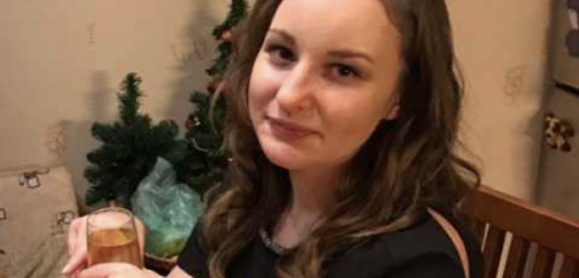 – Ну що, передумала розлучатися? Вирішила приповзти назад? Ірина посміхнулася, притискаючи телефон до вуха. За вікном грудневе небо наливалося сірим, і десь унизу, на подвір’ї, вже кричали діти, катаючись на ковзанці. – Не дочекаєшся, Антоне. Я з іншого приводу. На тому кінці повисла пауза. Ірина уявила, як чоловік зараз морщиться, намагаючись збагнути, навіщо вона взагалі набрала його номер. Після того як вона пішла три місяці тому, забравши Світлану, вони спілкувалися лише у справі. Розлучення, поділ майна, питання аліментів. Сухо, по-діловому. Жодних зайвих слів.